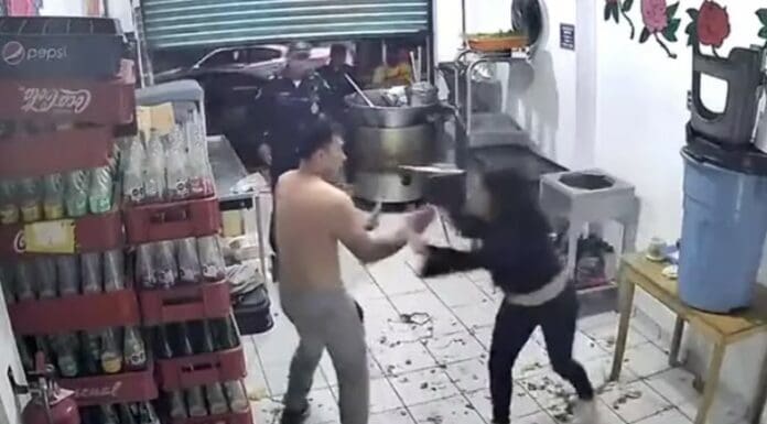 Video: Pelea con su esposo y lo apuñala 'por celos' frente a la policía en CDMX