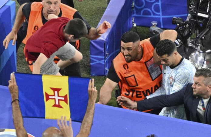 Video: Un fanático casi aplasta a Cristiano Ronaldo tras saltar desde una tribuna en la Eurocopa