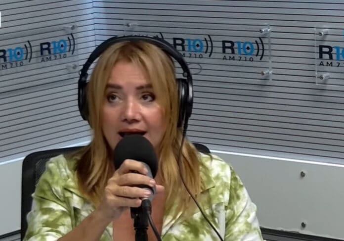 Video: Periodista argentina quedó semidesnuda para denunciar a empresas de corpiños