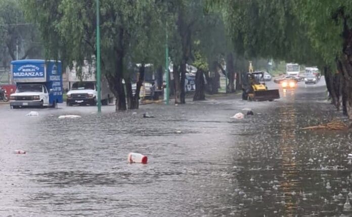 VIDEO: Desalojan en lanchas a ciudadanos del fraccionamiento Rancho San Blas en Cuautitlán, tras inundación por lluvias