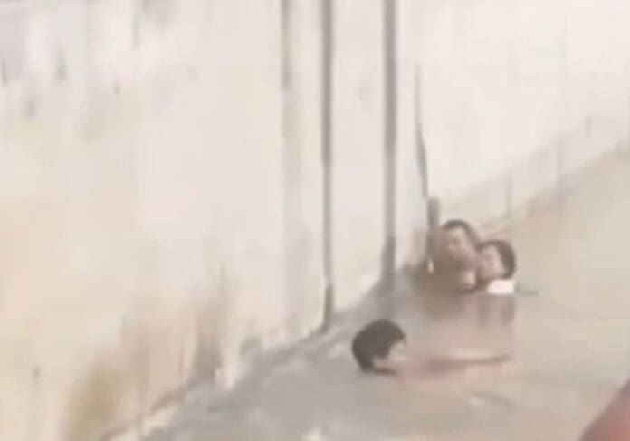 Video: Anciana de 66 años rescata a una niña que cayó a un río durante inundaciones en China
