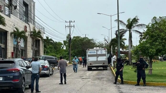 Un presunto abogado originario de la Ciudad de México fue ejecutado a balazos dentro de una barbería en Plaza Península de Cancún.