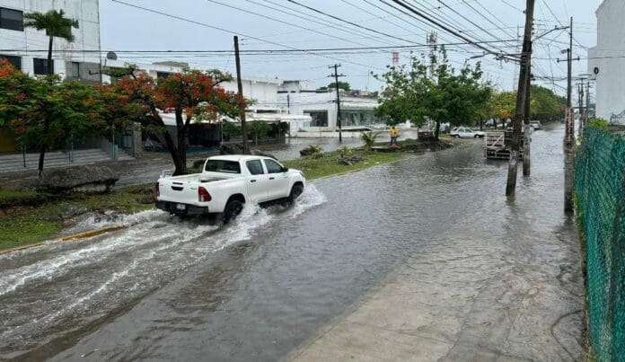 “Beryl” bajó de categoría 4 a 3, pero pocas horas después volvió a intensificarse. Está a 2 mil 945 kilómetros de las costas de Quintana Roo.