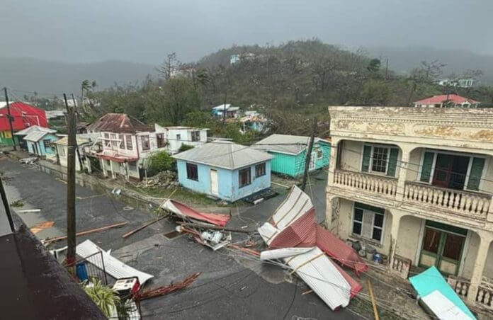 Video: Huracán Beryl causa estragos tras tocar tierra en Granada