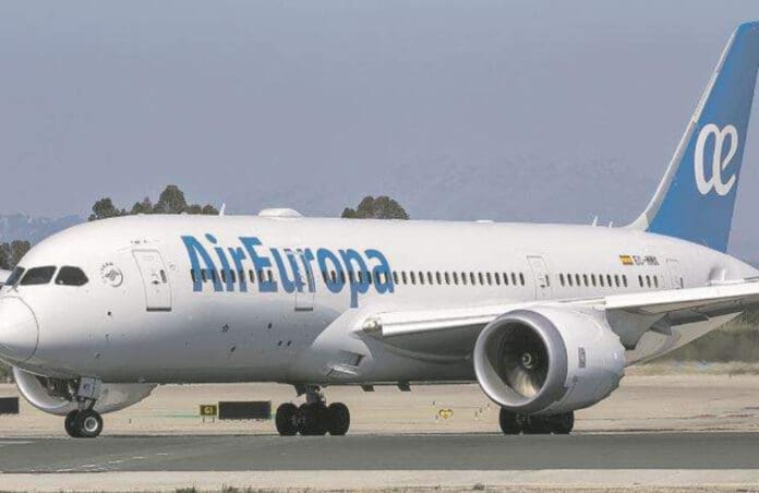 Video: Hombre quedó atrapado en el compartimento de equipaje de un avión tras fuertes turbulencias en Brasil