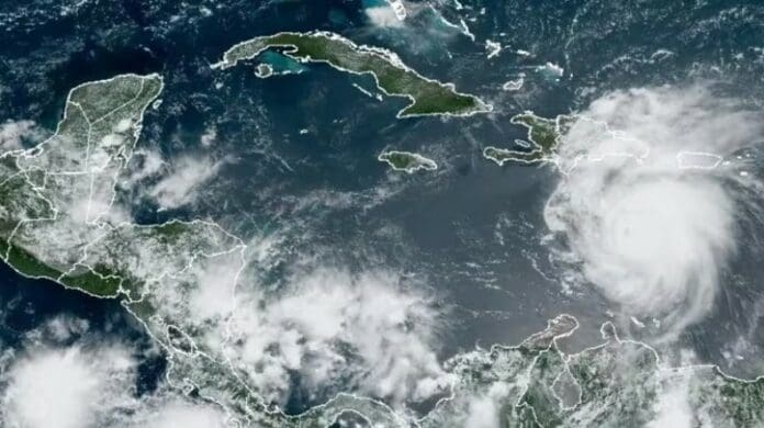 Huracán 'Beryl' se degrada a categoría 4 en su camino hacia Jamaica