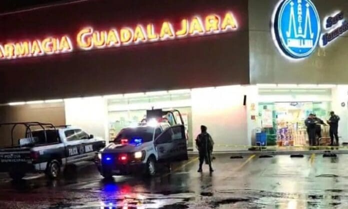Sujetos asesinan a una cajera de Farmacias Guadalajara en Uruapan, Michoacán