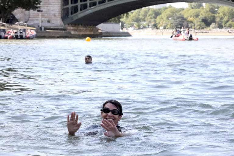Cancelan práctica de nado del triatlón de París 2024 por dudosa calidad del agua del río Sena; habría duatlón