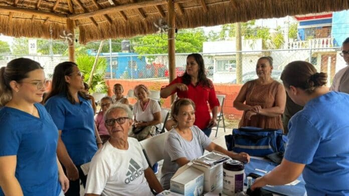 Llevan feria de servicios médicos al Club del Adulto Mayor