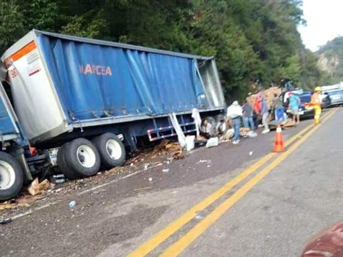 ¡Viva México! Extraen cervezas de tráiler volcado, antes que auxiliar al chofer