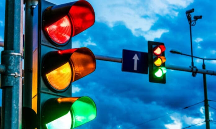 Pretenden sustituir la luz ámbar por blanca en semáforos para facilitar la inclusión de autos autónomos Pretenden sustituir la luz ámbar por blanca en semáforos para facilitar la inclusión de autos autónomos