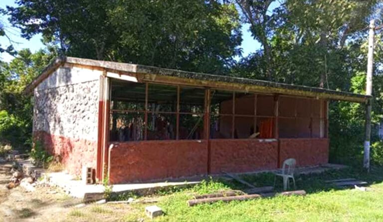 Caminan niños de primaria de Lázaro Cárdenas más de tres kilómetros para ir a la escuela