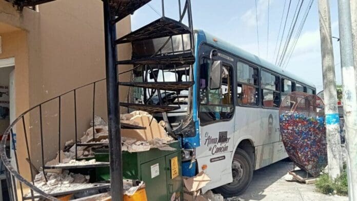 Camión del transporte público choca con barda de gasolinera en Cancún; hay al menos 10 lesionados