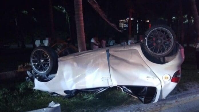 Mueren dos personas tras volcadura de auto a la altura de Playa Delfines de Cancún