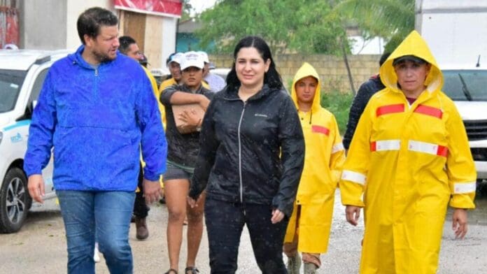 Estefanía Mercado recorre In House y atiende a las familias vulnerables tras el paso de Beryl