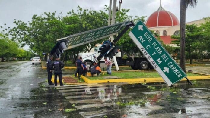 Semáforos afectados, árboles caídos y algunas zonas sin luz en Playa del Carmen tras el paso de 