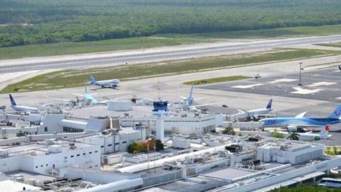 Cancelan 100 operaciones en el Aeropuerto Internacional de Cancún por Huracán Beryl