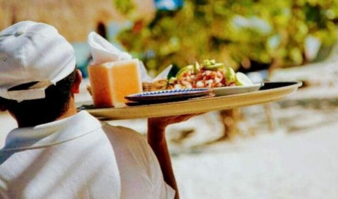 Tabajadores turísticos de Cancún denuncian que están siendo forzados a quedarse en los hoteles ante la llegada del huracán “Beryl”.