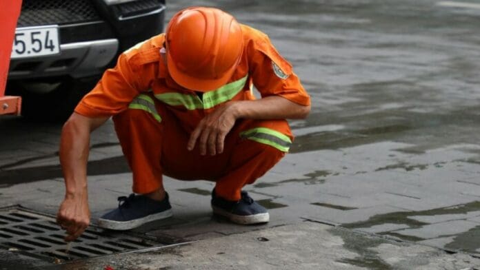 Video: Rescatan a hombre atrapado en una coladera en Guanajuato; llevaba tres días