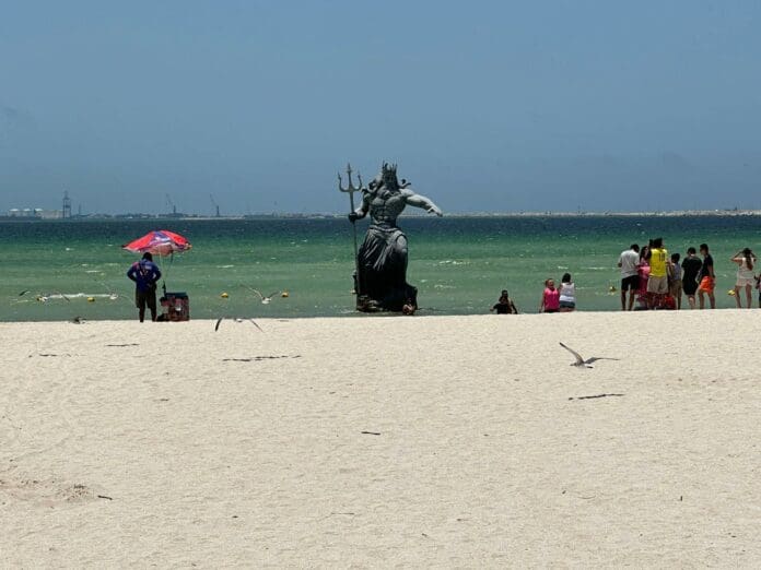 ¡Era fake! Estatua de Poseidón sigue INTACTA Y DE PIE en playas de Progreso, Yucatán