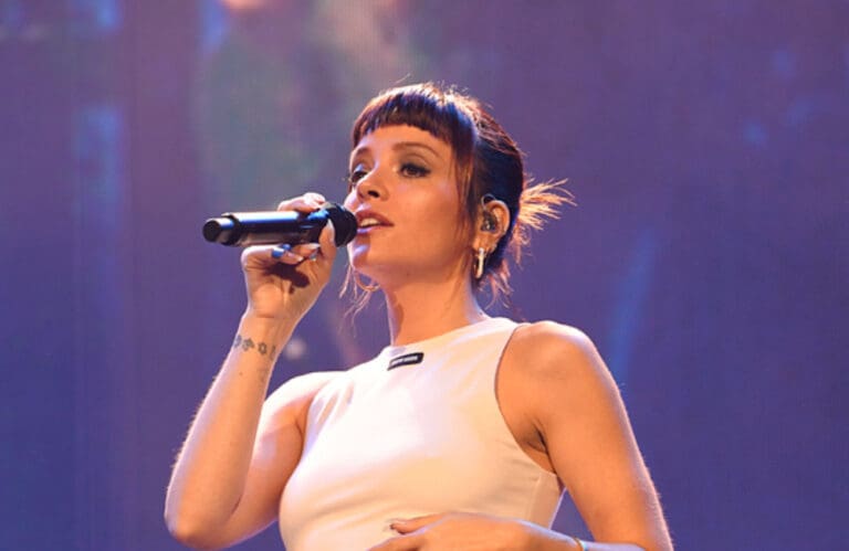 Cantante Lily Allen se une a OnlyFans para vender contenido de pies