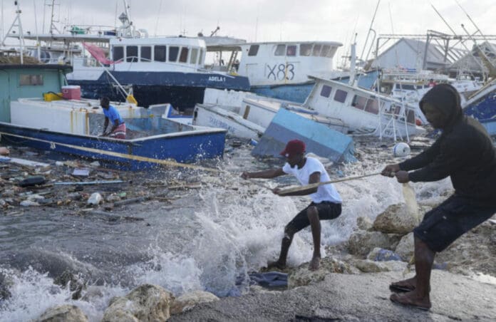 Huracán Beryl llega a Jamaica con potenciales rachas de vientos y marejadas mortales