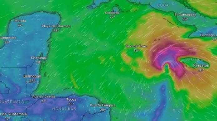 Quintana Roo ya está en alerta naranja por acercamiento del huracán Beryl categoría cuatro