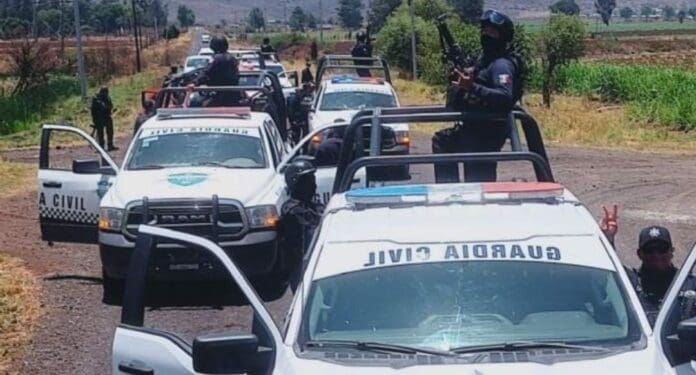 Sujetos armados emboscaron a una patrulla de Cotija de la Paz, Michoacán lo que dejó un saldo de dos policías muertos y tres lesionados.