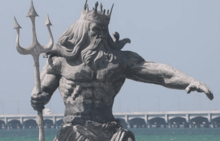 VIDEO: Mujer decide no comprar yogurt griego por estar en contra de la estatua de Poseidón en Progreso, Yucatán