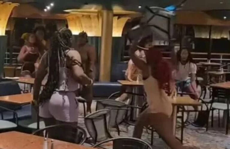 Video: Una pelea entre varias mujeres pasadas de copas estalló en un crucero de Carnival hacia Centroamérica