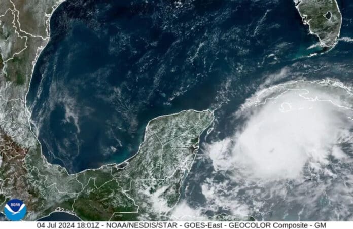 Huracán Beryl se degrada a categoría 2 antes de llegar a Quintana Roo