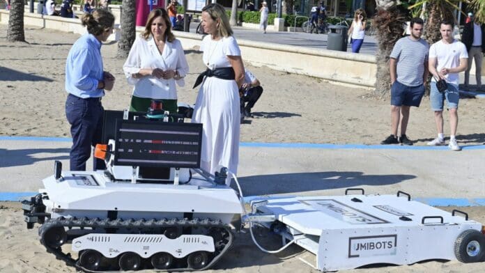 Valencia estrena su primer robot que limpiará las playas de manera autónoma con la ayuda de IA