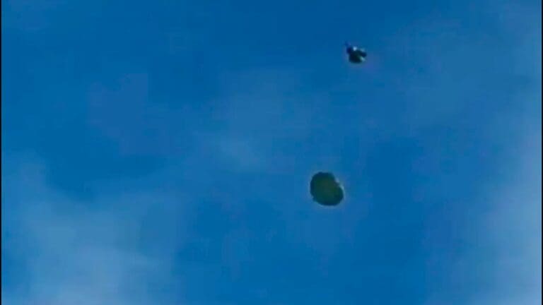 VIDEO: Cadete de la Semar muere al no abrirse su paracaídas durante aterrizaje