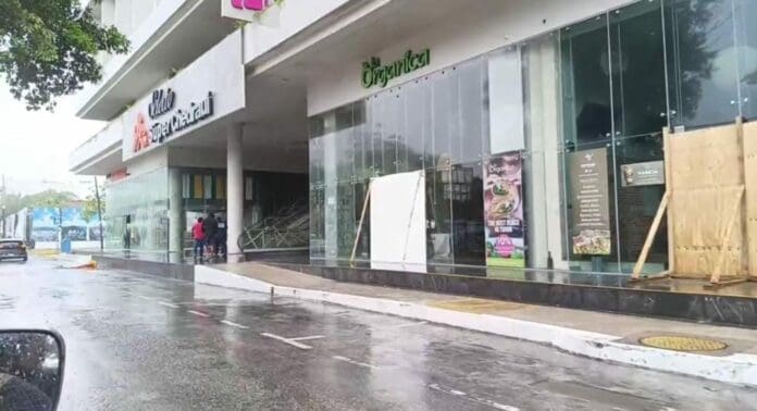 Los restauranteros de Playa del Carmen priorizaron la seguridad de su personal ante el arribo al estado del huracán.