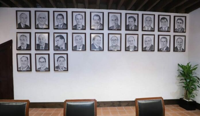 Polémica en Puebla debido a que el gobernador del estado rindió homenaje a dos personajes acusados de tortura y feminicidio.