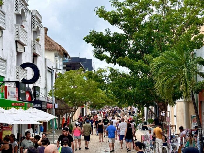 ¡Playa del Carmen está de pie! Turistas recorren el paraíso tras el paso del huracán Beryl