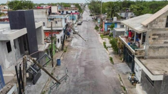 Varios árboles caídos y gran parte de la isla de Cozumel sin luz tras el paso del huracán “Beryl”
