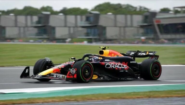 Video: Checo Pérez sufre accidente y arrancará penúltimo el GP de Gran Bretaña