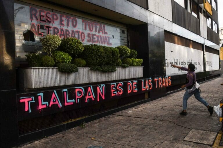 Video: Mujeres trans vandalizan el hotel “Encanto” por presuntos actos de transfobia