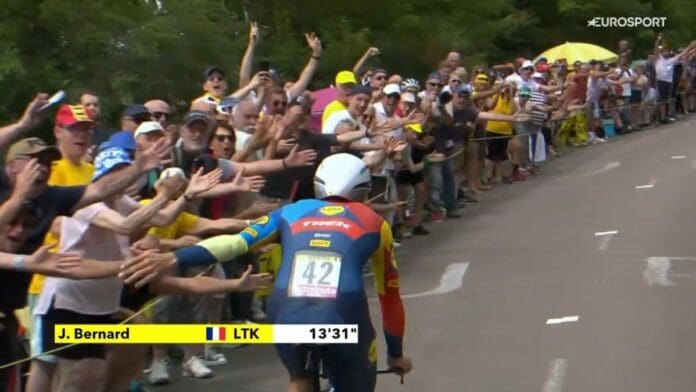 Multan a ciclista por besar a su pareja; ‘daña la imagen del deporte’