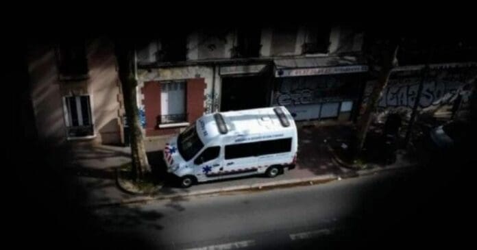 Un sujeto arrojó por la ventana de un quinto piso a sus hijos de 2 y 5 años de edad y luego se lanzó al vacío.