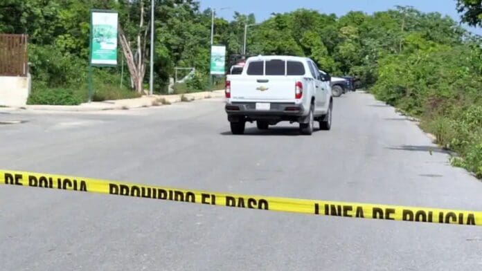 Se reportó el hallazgo de dos personas sin vida dentro de un vehículo en Cancún, a las afueras del fraccionamiento Paseo de la Selva.
