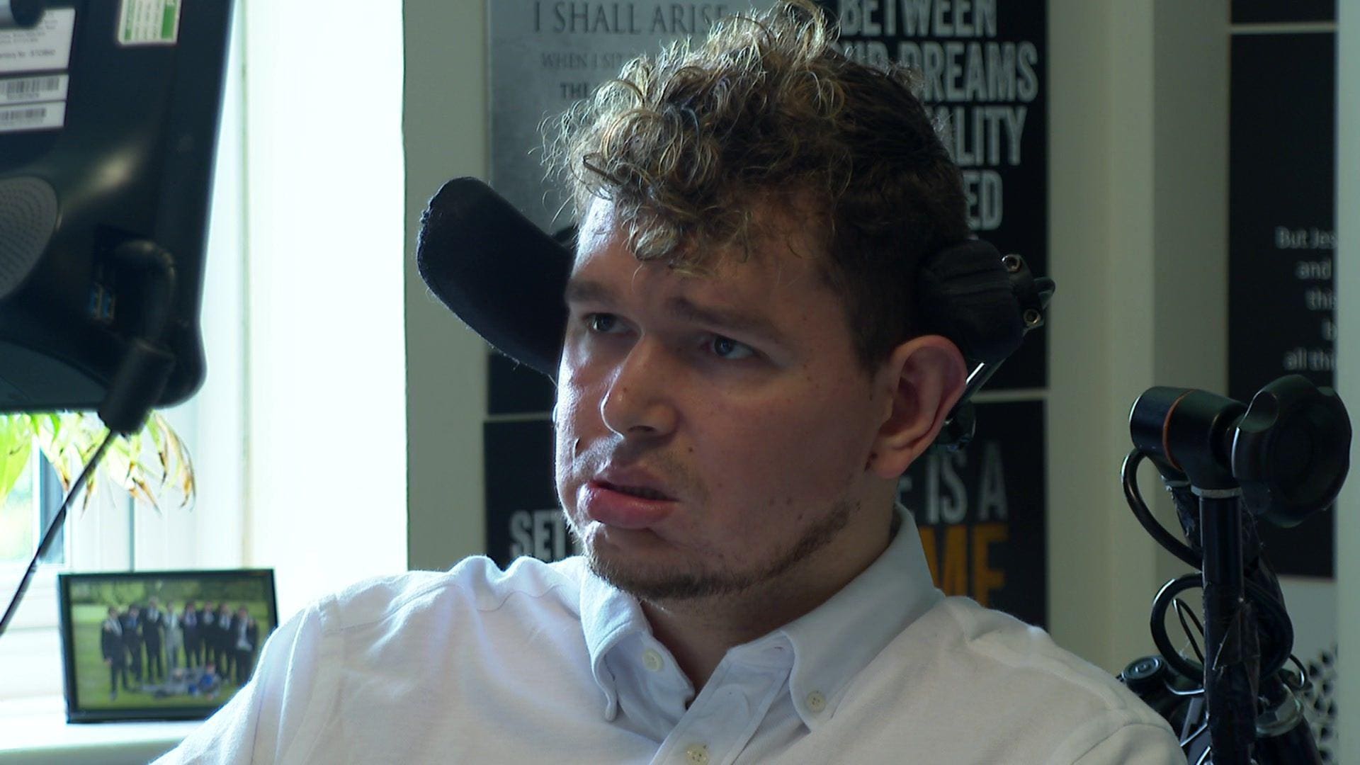 Howard Wicks, la historia del hombre con parálisis que escribió un libro con sus ojos