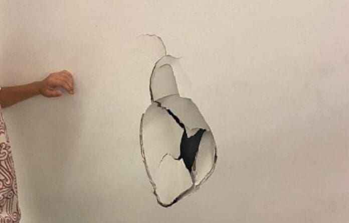 Mujer agrede a niño en centro infantil PeppyMon de Querétaro al punto de romper la pared