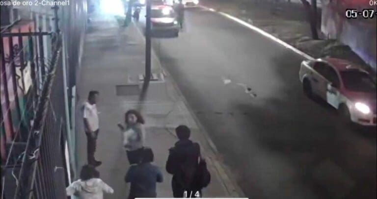 Cámaras de seguridad captaron el momento en el que un sujeto intentó abusar de una joven en calles de Iztapalapa.