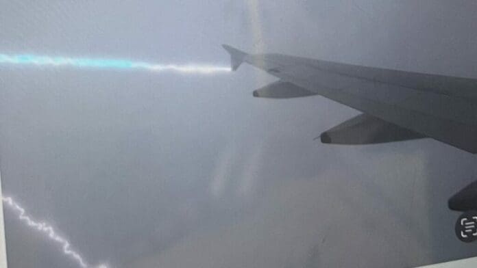 Video: Pasajero capta el momento en el que un rayo impactó el ala del avión en el que viajaba
