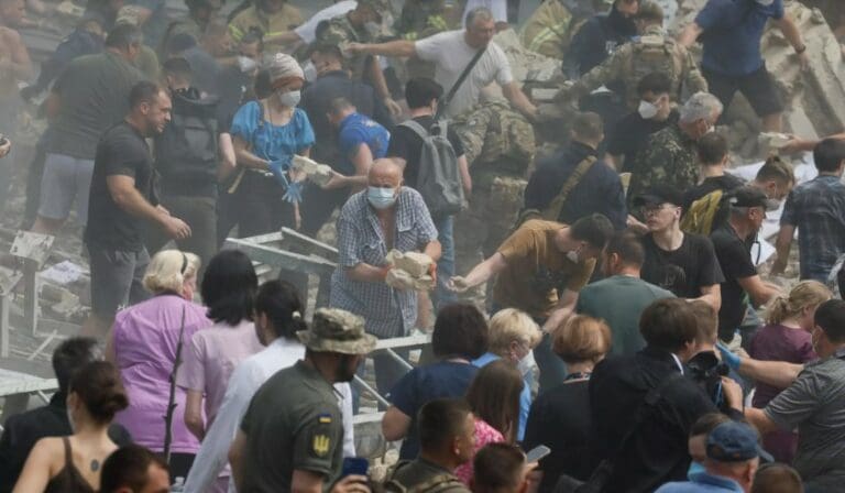 Al menos 36 muertos deja ataque de Rusia contra Ucrania, incluido un hospital infantil en Kiev