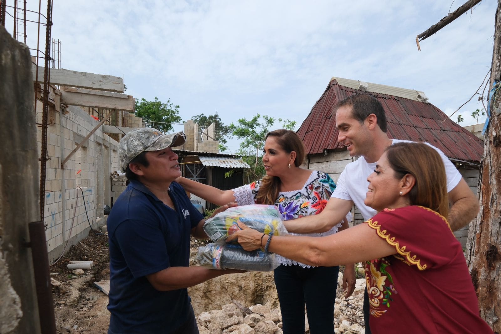Mara Lezama y Diego Castañón entregan apoyos a familias damnificadas por “Beryl” en Tulum