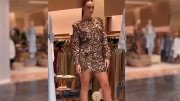 VIDEO: Tienda de ropa usa a modelo como maniquí viviente y causa controversia en redes sociales
