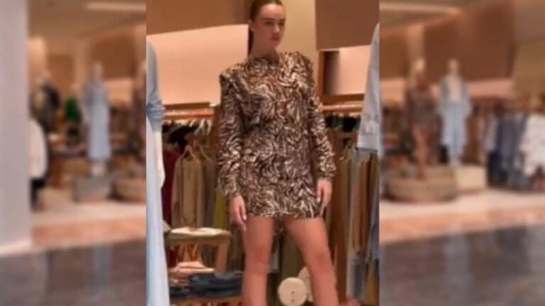 VIDEO: Tienda de ropa usa a modelo como maniquí viviente y causa controversia en redes sociales
